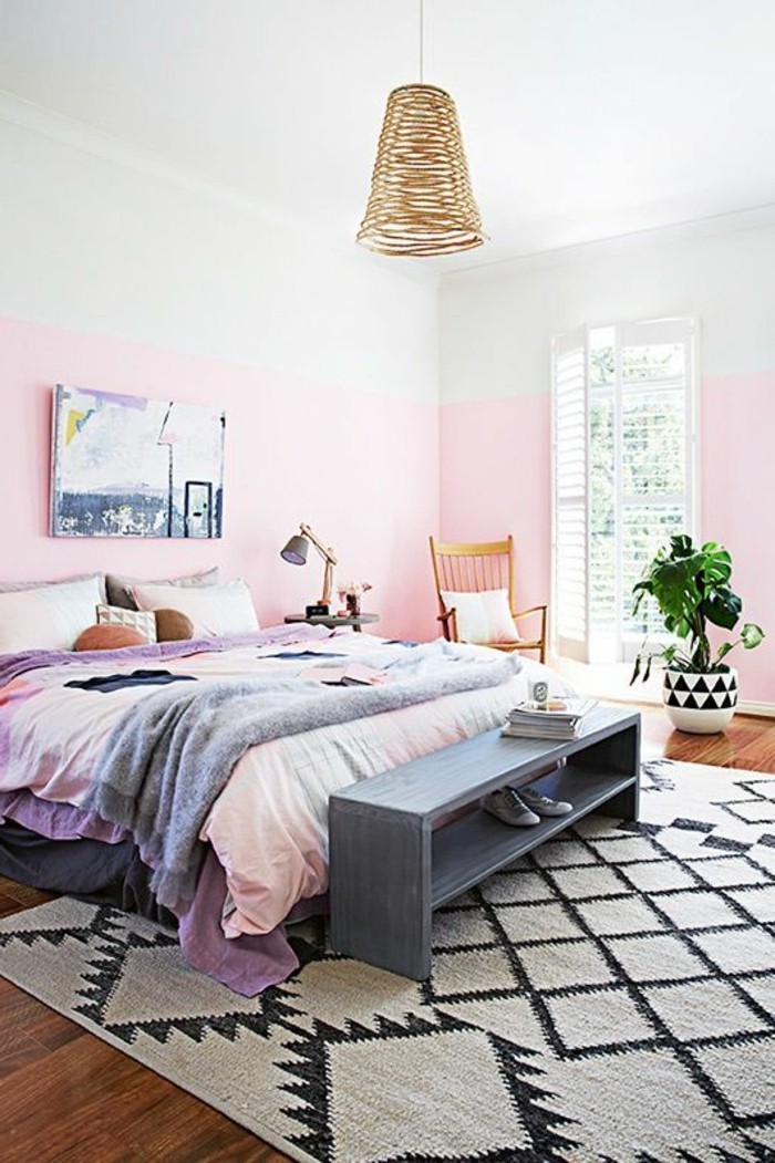 卧室装饰想法淡粉色的墙壁地毯植物木地板柔和的颜色