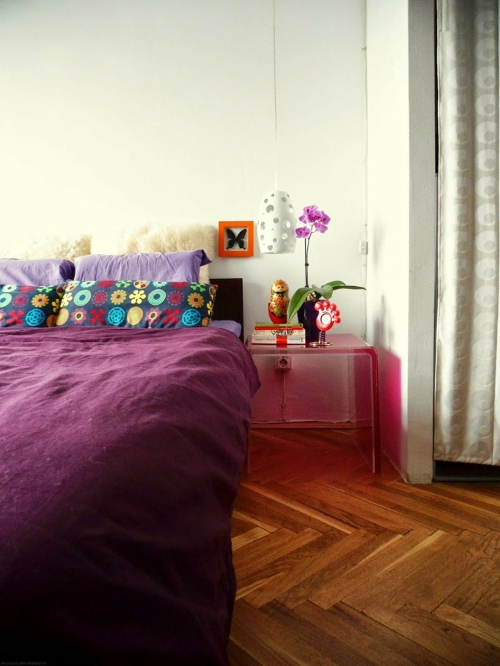 卧室装饰理念紫色床上用品彩色枕套地板木材