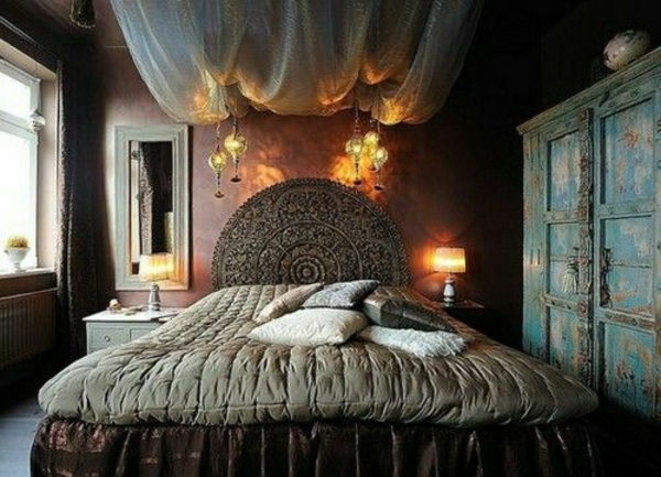 спалня ориенталско легло завеси осветление