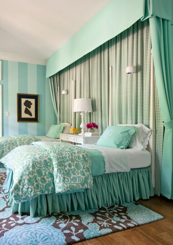 Marco de la pared del dormitorio en cortinas color turquesa