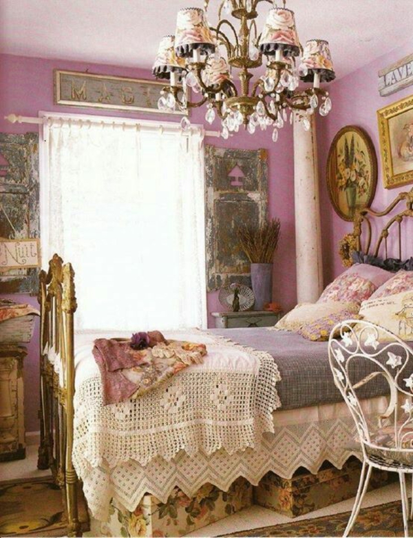 дизайнерска спалня изтъркано шиково обзавеждане лилаво боядисване на стената