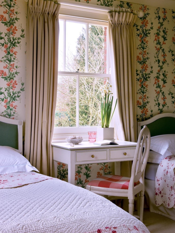спалнята дизайн изтъркан шик стил килим цветя
