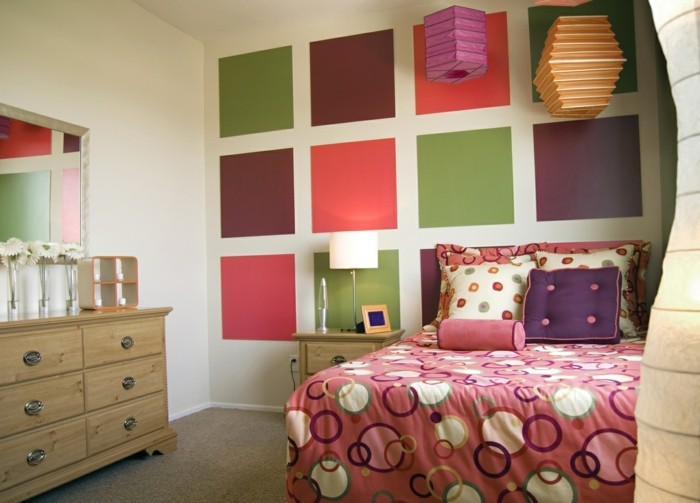 miegamasis sukūrė spalvingą sienų dizainą ir naują figūrą