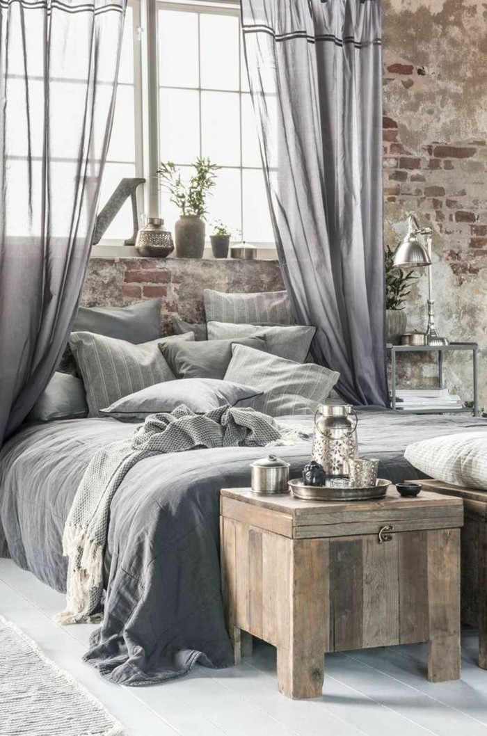 soverom satt opp med gjennomsiktige gardiner i grått