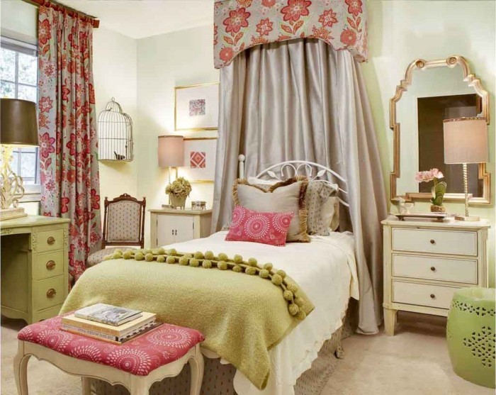 卧室摆设典雅的花卉图案营造出睡眠区的宁静氛围