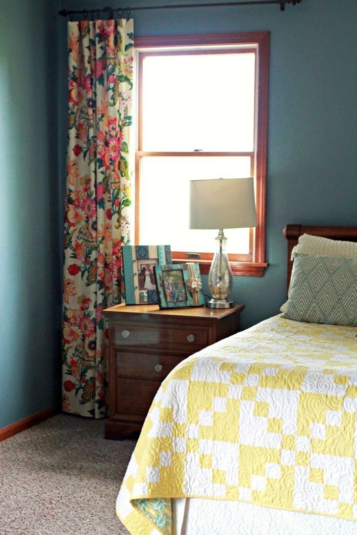 卧室配有彩色窗帘，营造出氛围