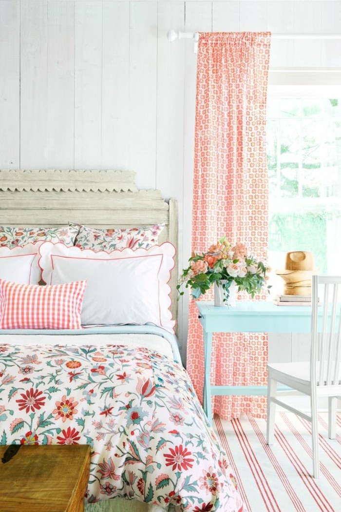 卧室装饰花窗帘和床上用品和鲜花