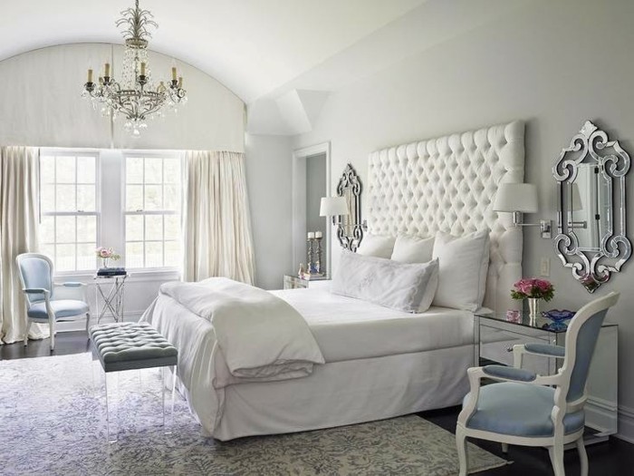 卧室家具明亮的窗帘和优雅的花卉地毯与吊灯相结合