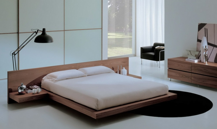 miegamojo apdailos idėjos apvalus kilimas elegantiškas miegamojo baldai grindų lempa