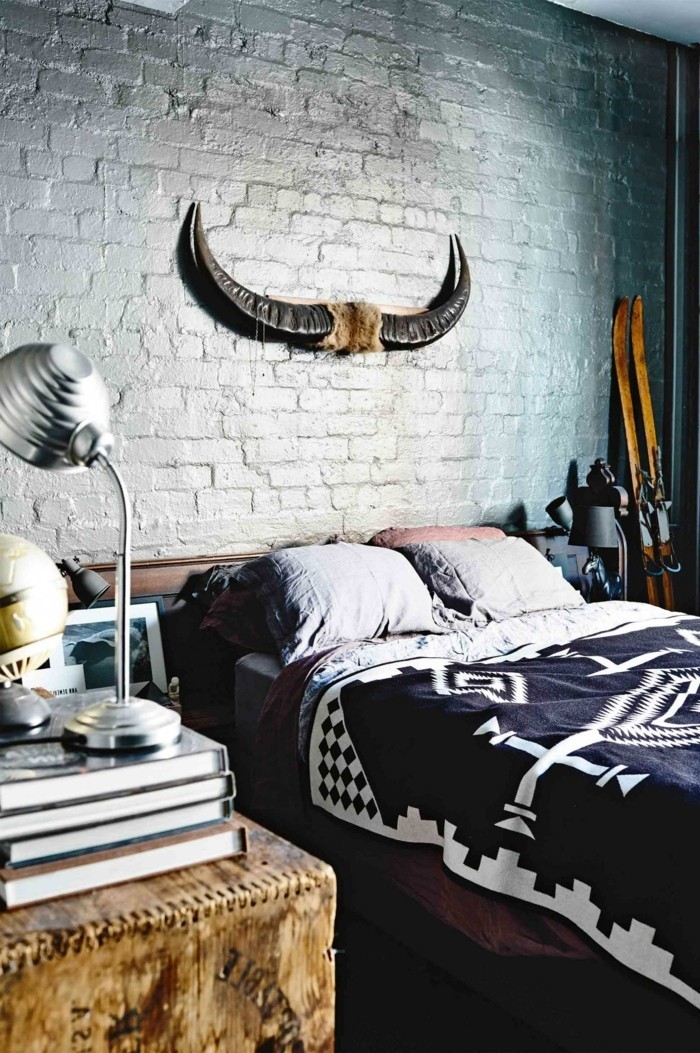 Miegamasis įrengtas pramoniniu stiliumi su patraukliu sienų apdaila