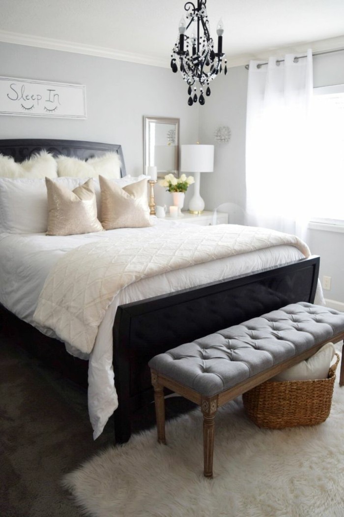 miegamasis su miegamojo stendo kilimėliais ir kūrybinga deko