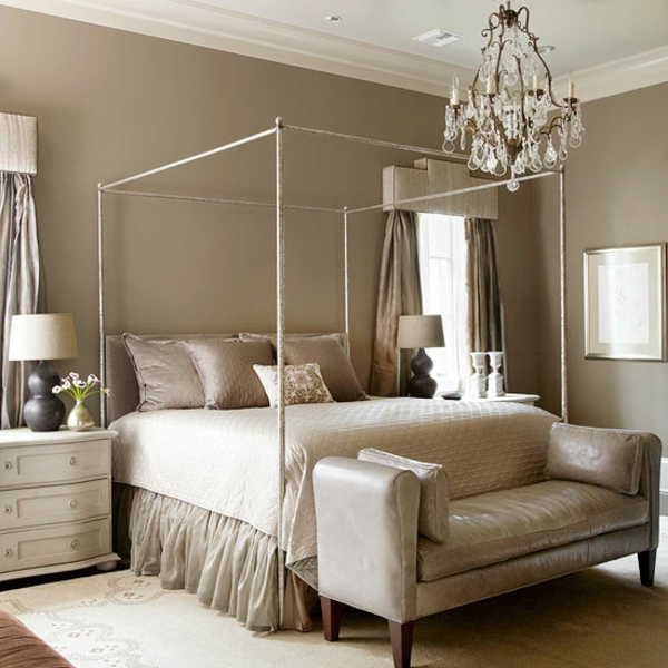 slaapkamer kleuren beige muur design kroonluchter