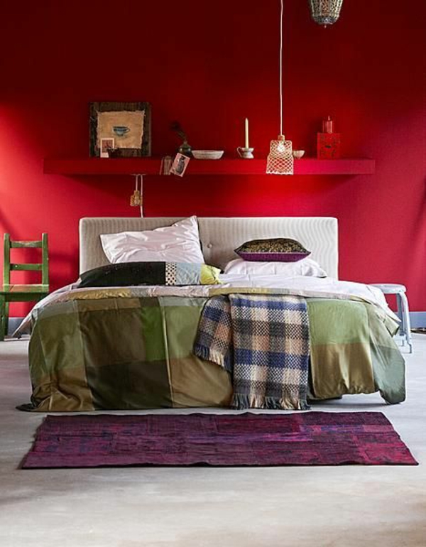 makuuhuoneen värit punainen seinä design vuode violetti
