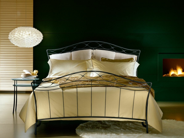 soveværelse design elegant metal seng sort sengelamper lysekrone pejs archiproducts