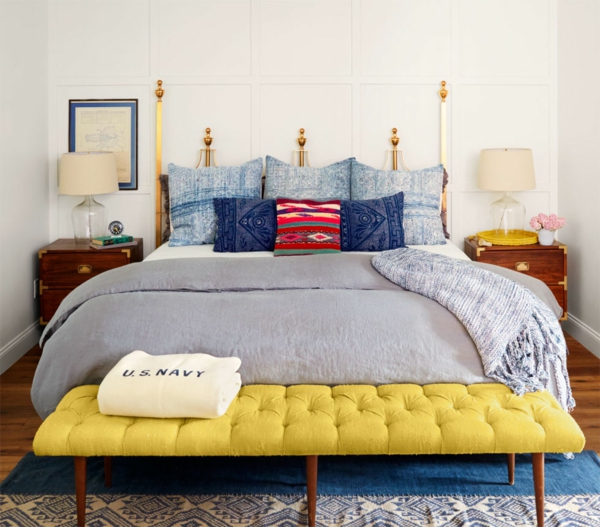 soveværelse design metal seng hovedgærde farverige kaste pude seng bænk gul retro sengeborde lys