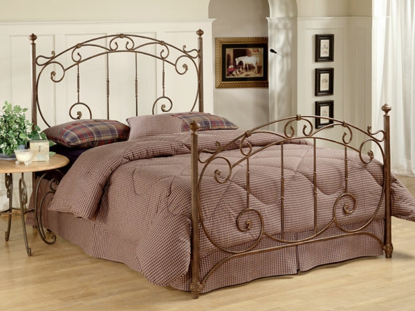 soveværelse design metal seng tendrils mønster messing vintage design rustik