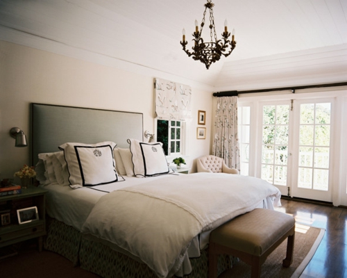 Soveværelse stil stilfuld med lysekrone i barok stil