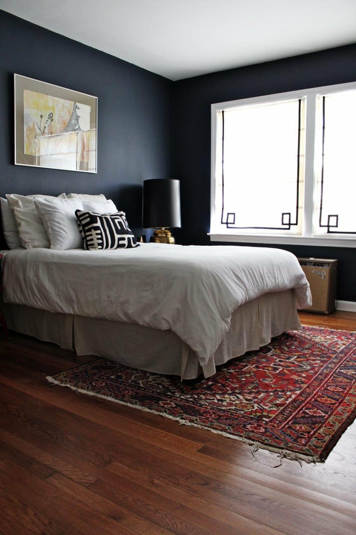 спалня сиви тъмни нюанси цветни килим леки легла