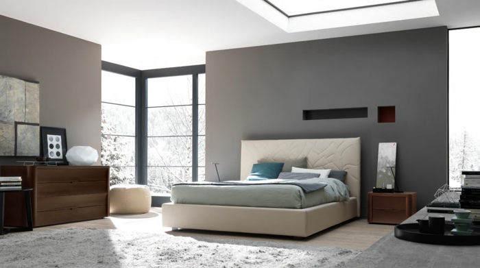 спалня сиво сиво стена скрин крем легло