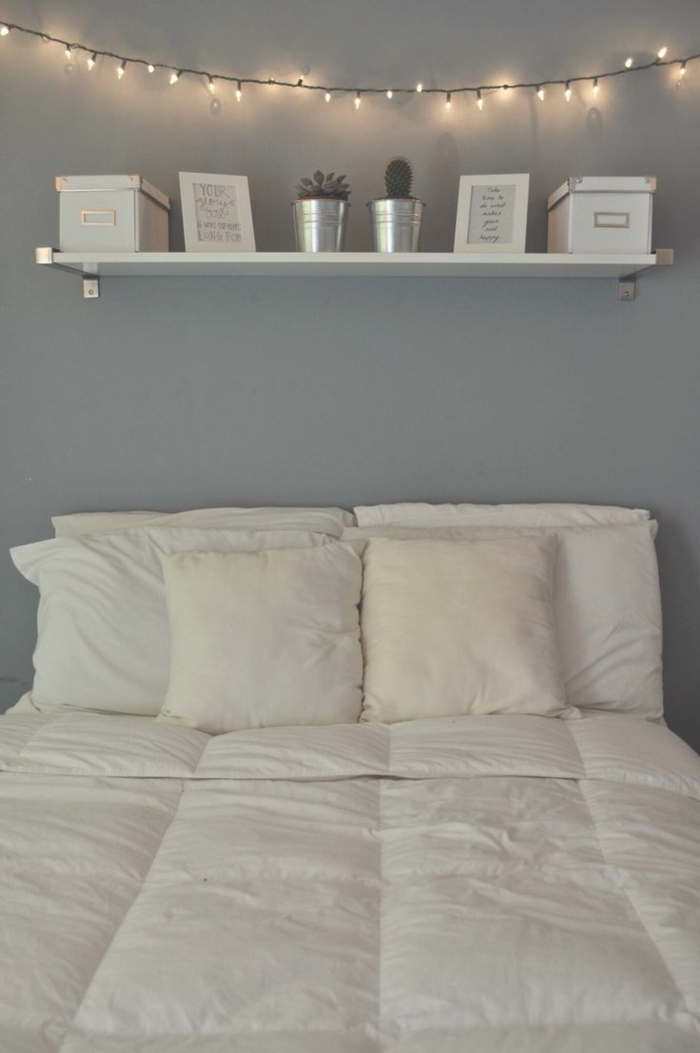 спалня сиви стени стена шелф светлина низ