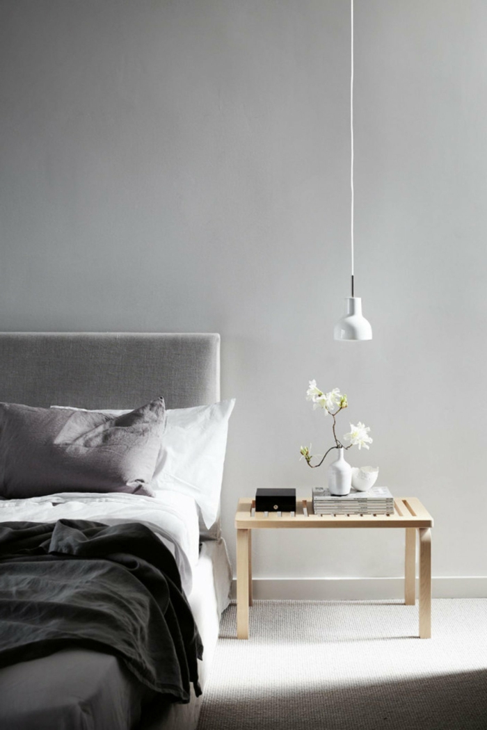 спалня сиви ярки стени минималистични интериорни цветя