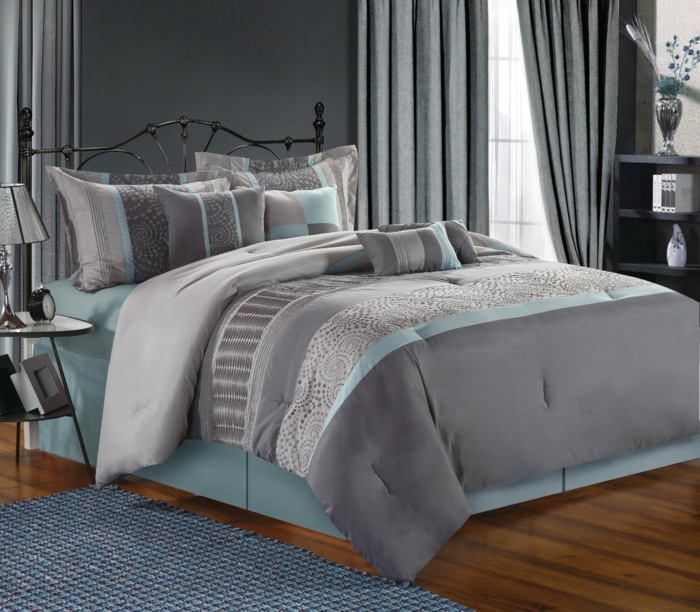 卧室灰色墙壁淡蓝色床豪华床上用品