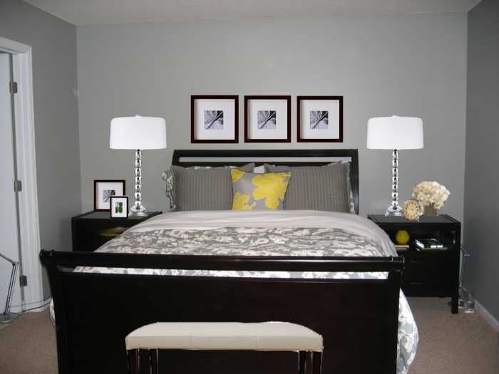 спалня сиви стени килим тъмни мебели