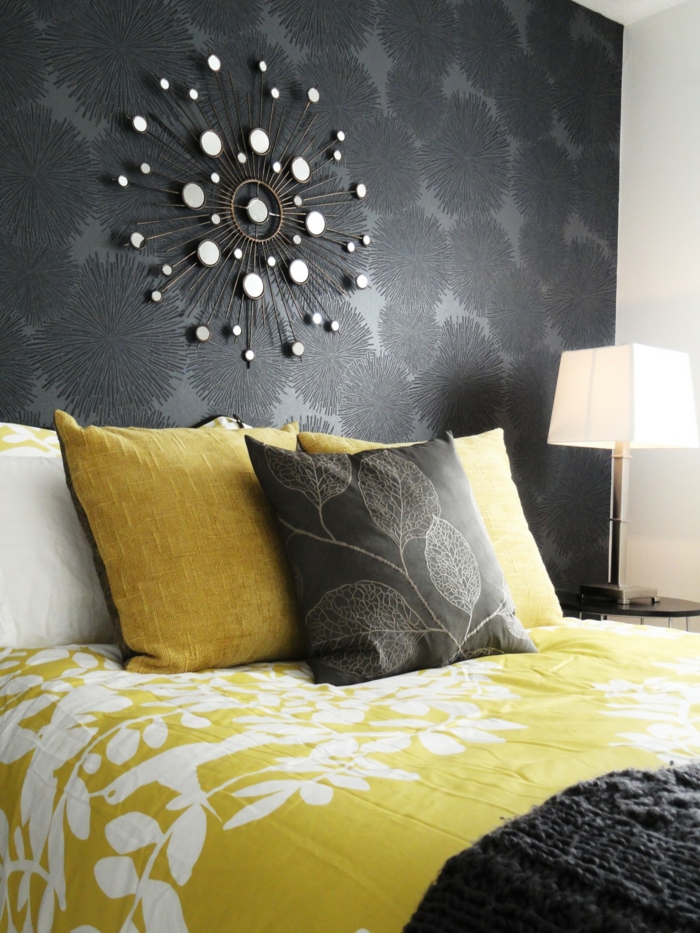 спалня сив стена тапет жълти акценти стена декор цветен модел