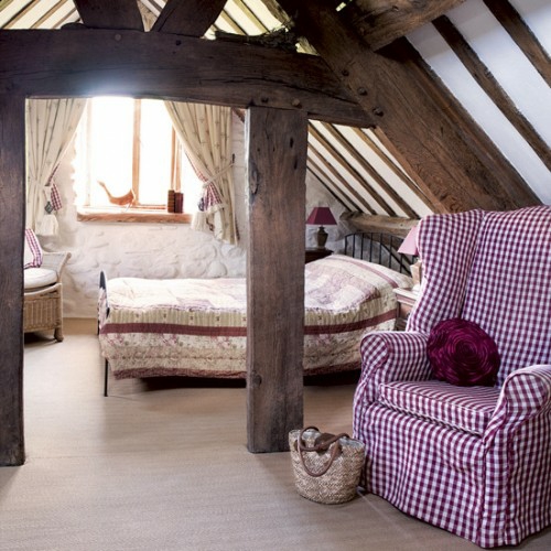 slaapkamer op de zolder comfortabele zichtbare houten leunstoel strip