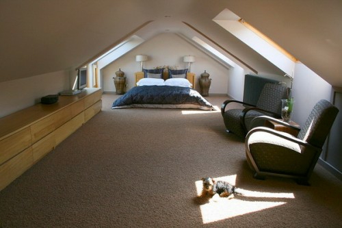 miegamasis mansardoje įdomus grindų rudas ryškus