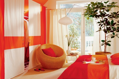 Miegamasis ant mansardos įdomus oranžinis akinantis interjeras
