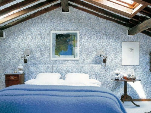 slaapkamer op de zolder muur patroon blauwe kleuren