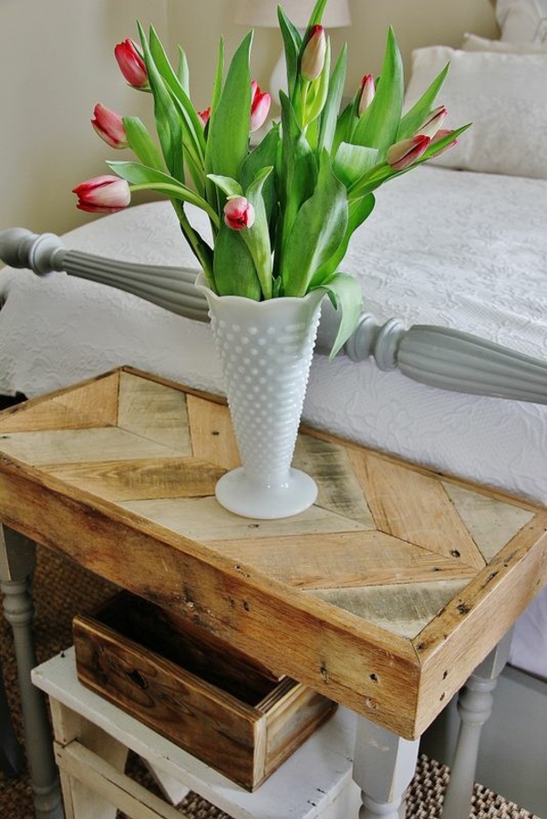 vase de chevet de meubles de chambre à coucher avec des tulipes