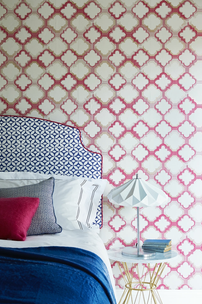 slaapkamer behang geometrische verse bed hoofdeinde blauwe deken