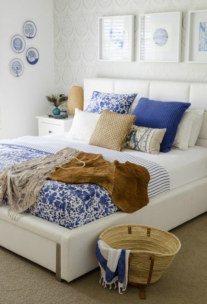 slaapkamer behang helder patroon accent muur blauwe accenten
