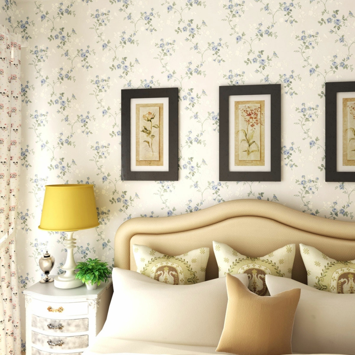 ložnice wallpaper nápady květinový vzor stolní lampa noční stolek