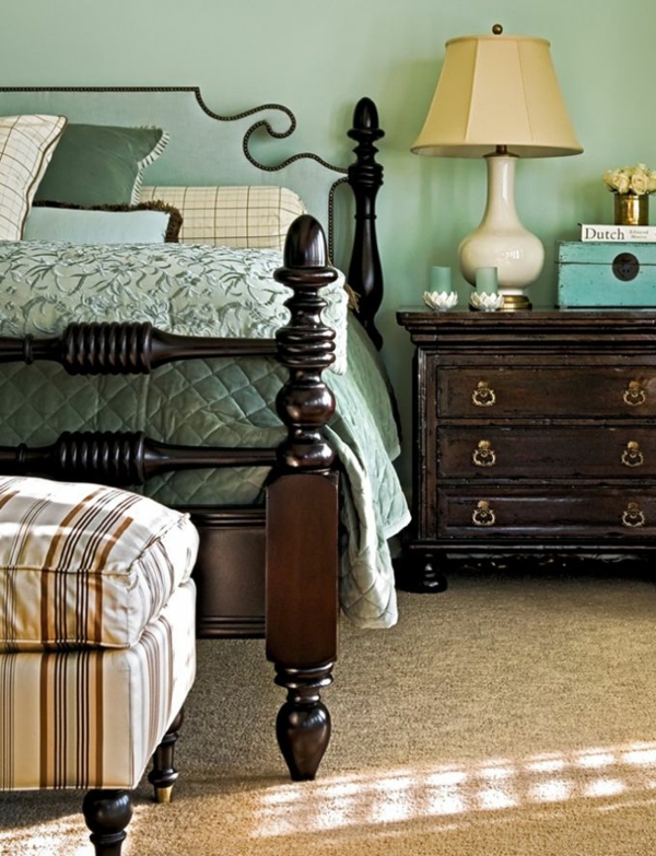 卧室墙壁漆薄荷绿色床上用品仿古家具床头板木地毯地板