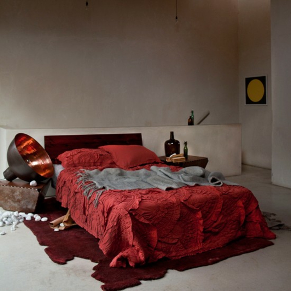 soveværelse indretning farver design deco rød sengetæppe