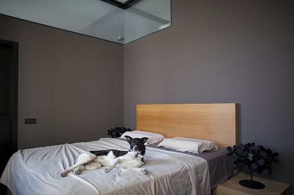 ložnice nábytek postel čelní deska dřevo tmavá stěna ložnice minimalistický dekor