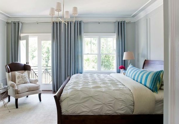 dormitorio con cama de trineo lleno de sombra azul fría