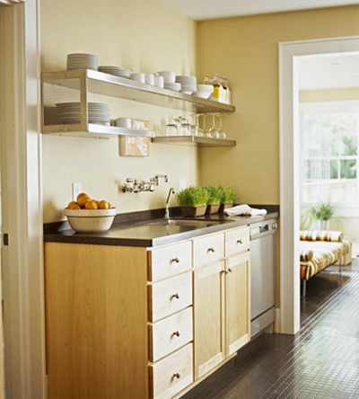 siauromis kompaktiškais virtuvės baldais, garsu virtuve