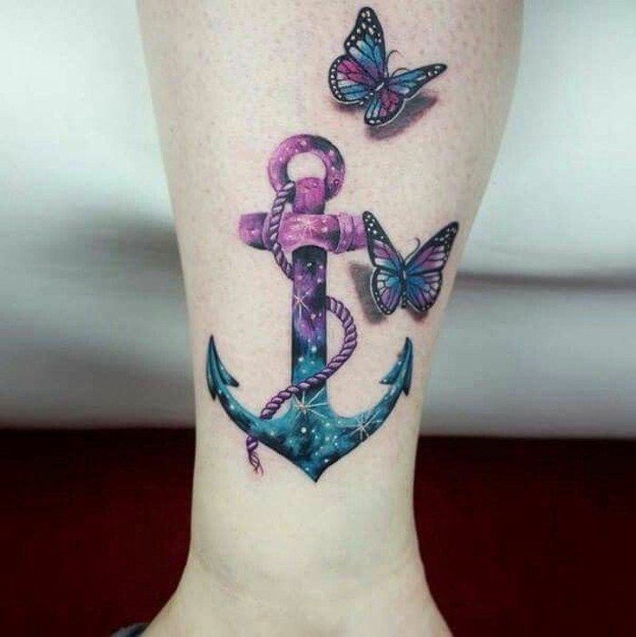 蝴蝶和锚在腿上的纹身3d
