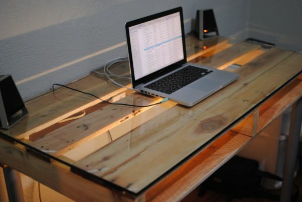 由europallets玻璃表面个人计算机做的书桌