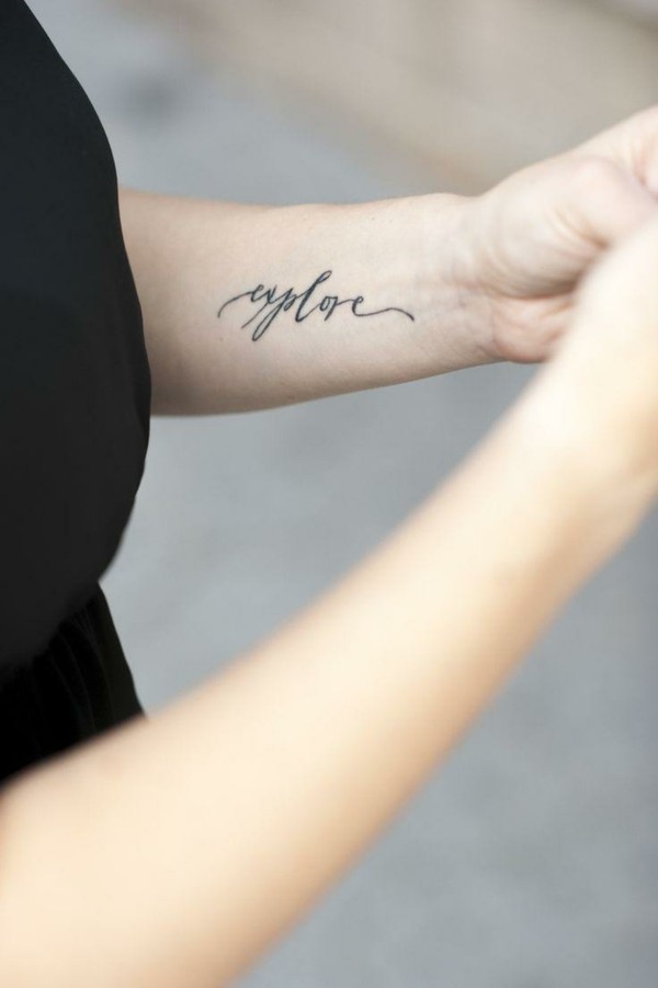 γράφοντας το τατουάζ αγάπη του αντιβράχιου