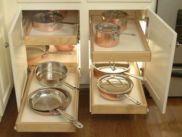 stalčių išdėstymas virtuvės praktinių idėjų puodai ir keptuvės
