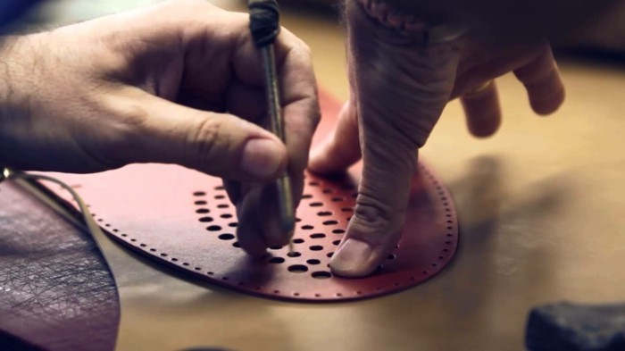Výrobci obuvi vyrábějí obuv