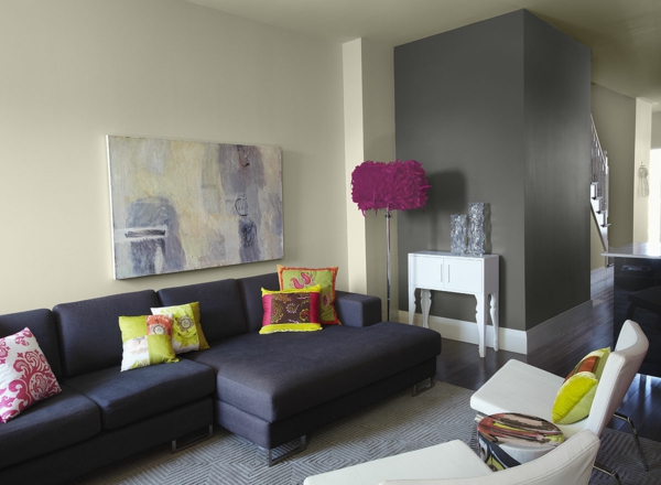 juoda sofa spalva pilka grindų lempa pompus gražus sienų spalvos svetainė