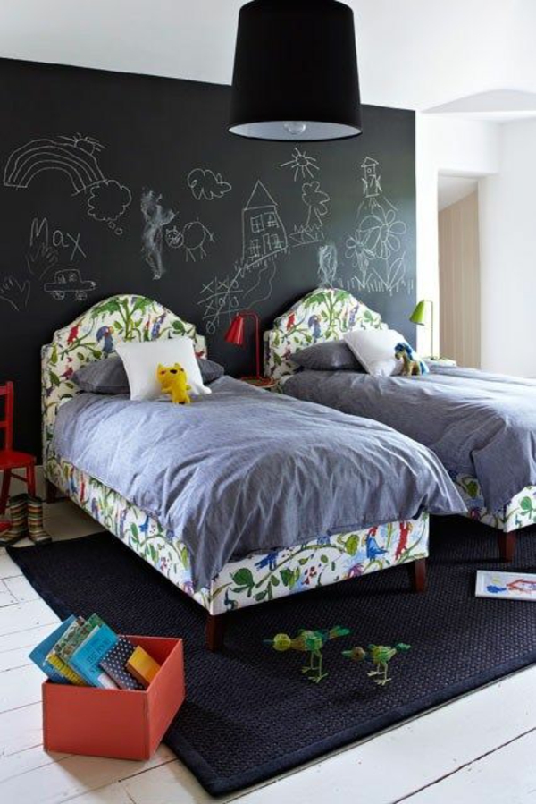 sort bord som vægdesign i børnehave senge