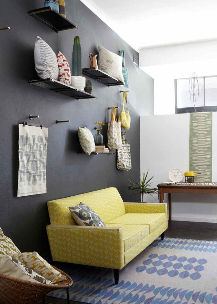 svart veggmaling aksent vegg gul sofa lys teppe stue satt opp