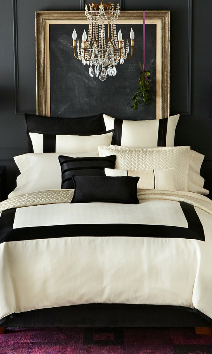svart veggmaling soverom lilla teppe lys sengetøy